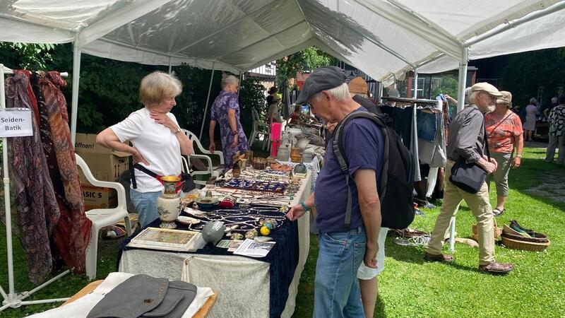 Ausbaufähig: Der erste Kunstflohmarkt im Skulpturengarten kommt gut an.