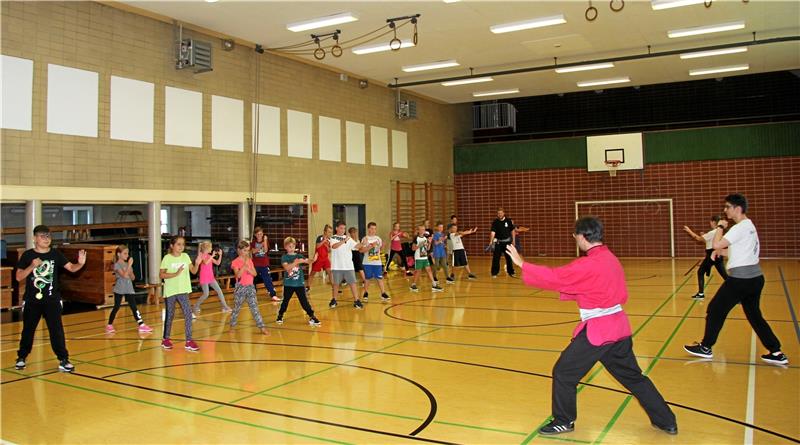 Ausbilder Frank Wesche und die Kinder und Jugendlichen beim Training. Foto: Hohaus