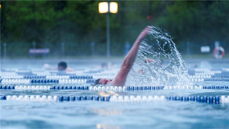 Der „Silent Killer“ – Wieso Bluthochdruck gefährlich ist Ausdauersport wie Schwimmen hilft dabei, den Blutdruck zu regulieren. (Archivbild)