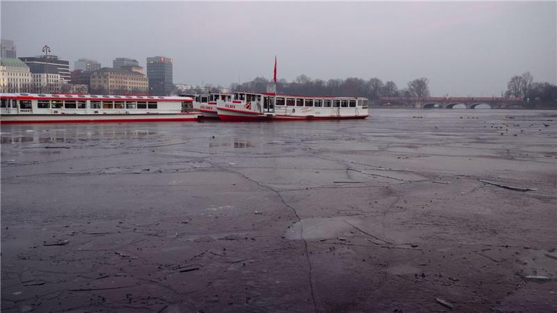 Ausflugsschiffe liegen an der teils gefrorenen Binnenalster in Hamburg. 