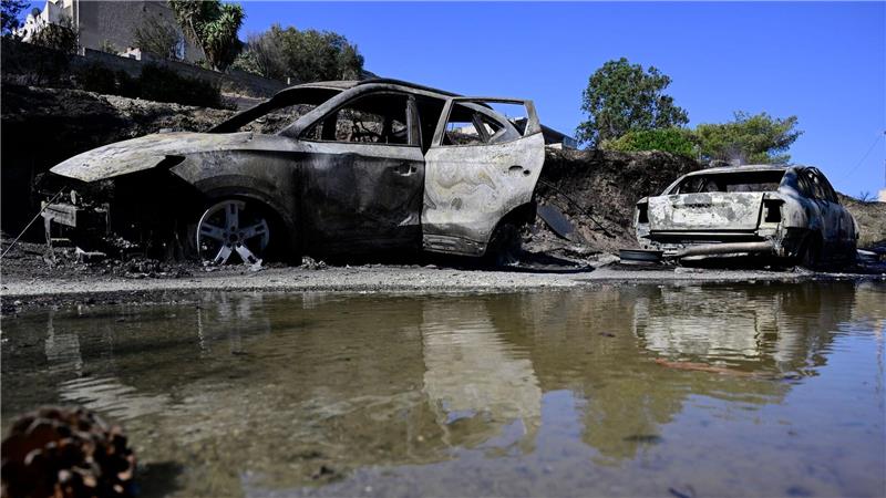 Feuer in Griechenland unter Kontrolle - Gefahr bleibt hoch Ausgebrannte Autos in dem Dorf südöstlich von Athen.