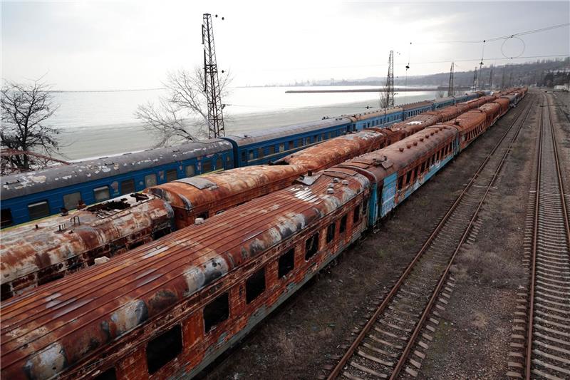 Russland baut neue Bahnstrecke zur Versorgung in Südukraine Ausgebrannte Waggons am Bahnhof in Mariupol. Russland soll an einer neuen Bahnstrecke in die Küstenstadt arbeiten. (Archivbild)