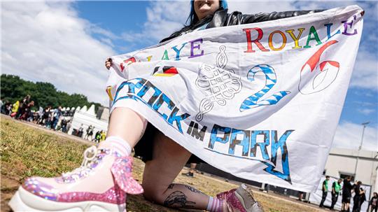 Ausgefallene Hüte und Outfits sind für viele Musikfans ein Muss. 