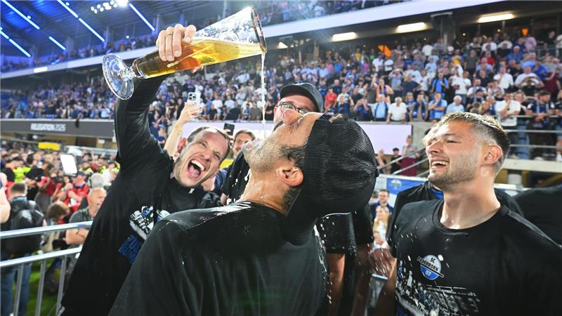 Aufsteiger heiratet: Paderborns Matchwinner im Party-Stress Ausgelassen feierten die Paderborner mit ihren Fans.
