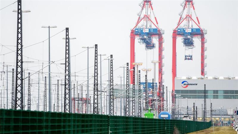 Von China nach Europa in 25 Tagen - neue Expresslinie Ausgelastet ist der JadeWeserPort gemessen an seinem Güterumschlag bislang nicht.
