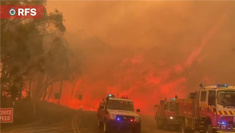 Ausgelöst wurde das Buschfeuer rund um die Ortschaft Tambaroora, nordwestlich von Sydney, wohl durch einen Blitzschlag.
