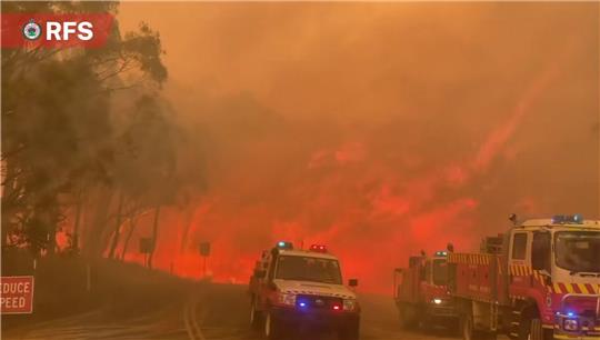 Ausgelöst wurde das Buschfeuer rund um die Ortschaft Tambaroora, nordwestlich von Sydney, wohl durch einen Blitzschlag.