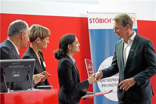 Ausgezeichnete Leistung (v. re.): Wolfgang van Pels überreicht den Stöbich-Promotionspreis an die Münchner Gründungsforscherin Dr. Aishwarya Kakatkar. Foto: Privat