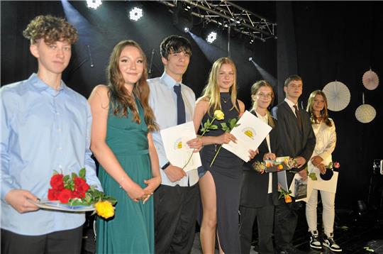 Ausgezeichnete Leistungen (v. li.): Geehrten Kim Sophie Schulz, Mia Sophie Halota, Phillip Gellrich, Michelle Germaschev, Lea Staroschik, Daniel Bosse und Marie Schönhoff. Foto: Heine