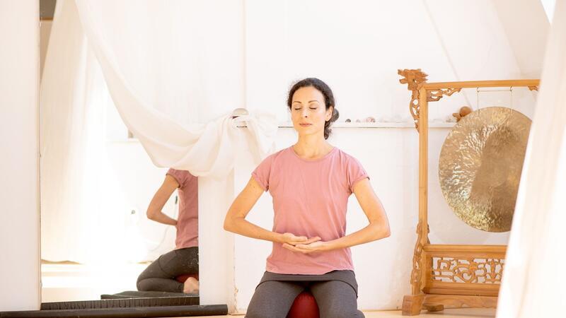 9 Wege, die zu mehr innerer Ruhe im Alltag führen Ausgleich finden: Meditation und Atemübungen helfen gegen Stress.