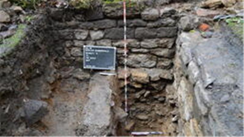 Das Foto zeigt ausgegrabene Mauerreste, den Archäologen im Kaiserpfalzgarten gefunden haben.