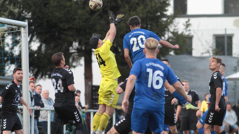 Aushilfskeeper Lars Gläser hat im Tor des FC Groß Döhren immer eine Hand am Ball und sichert seinem Team so das Unentschieden bei der FG Vienenburg/Wiedelah.