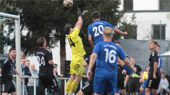 Aushilfskeeper Lars Gläser hat im Tor des FC Groß Döhren immer eine Hand am Ball und sichert seinem Team so das Unentschieden bei der FG Vienenburg/Wiedelah.