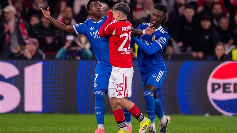 Auslöser der Debatte: Gianluca Prestianni (M) hält sich in der Auseinandersetzung mit Vinicius Junior (l) das Trikot vor den Mund. (Archivbild)