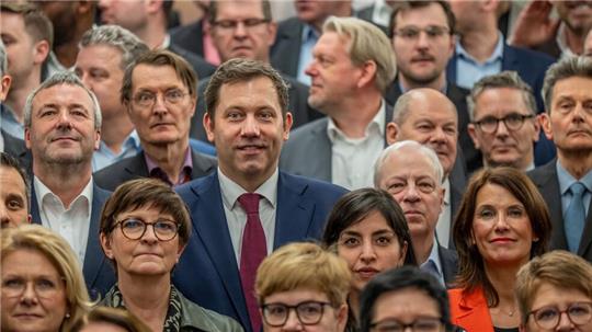 Ausnahmsweise mit Krawatte: Der sonst legere Lars Klingbeil setzt zur Feier einen stilistischen Akzent. 