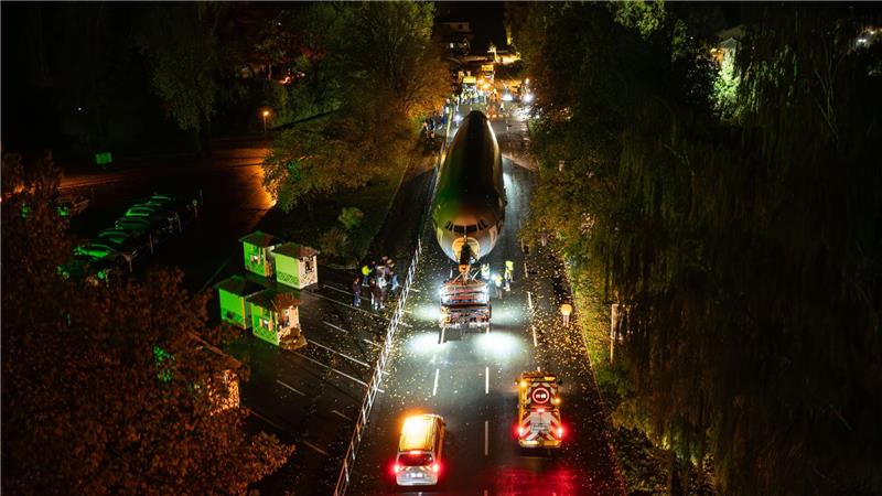 Bilder des Tages Ausrangierter Bundeswehr-Airbus kommt am Serengeti-Park an.
