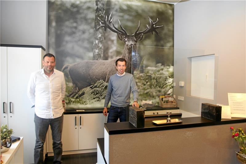 Ausreichend Abstand ist in diesen Tagen alles: Geschäftsführer Christian Lindner (links) mit Hoteldirektor Immo Modersohn an der Rezeption des Viktorias.  Foto: Eggers
