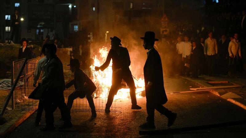 Tausende ultraorthodoxe Juden protestieren gegen Wehrpflicht Ausschreitungen in Jerusalem: Das Gerichtsurteil zur Wehrpflicht sorgt für Wut bei Orthodoxen.