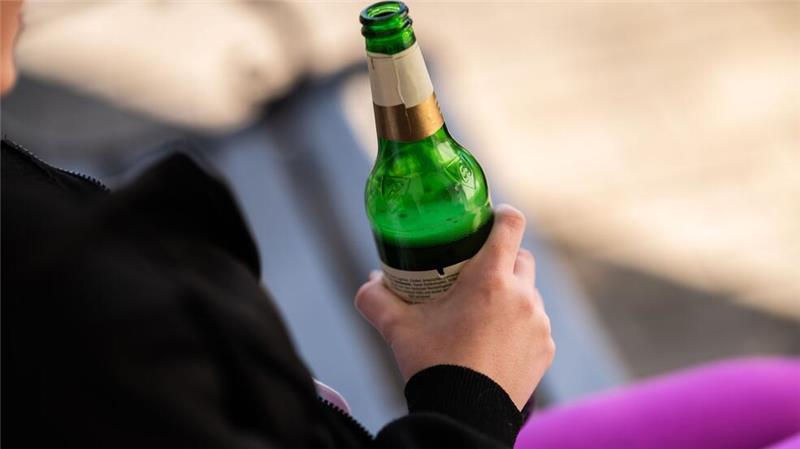 Ausschweifendes Alkohol trinken nimmt laut einer Studie bei jungen Leuten wieder zu. (Archivbild)