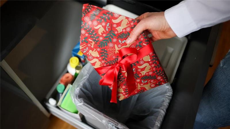Umfrage: Schwiegereltern liegen bei Geschenken oft richtig Außen hui, innen pfui? Nicht jedes Weihnachtsgeschenk sorgt für Freude. (Illustration)