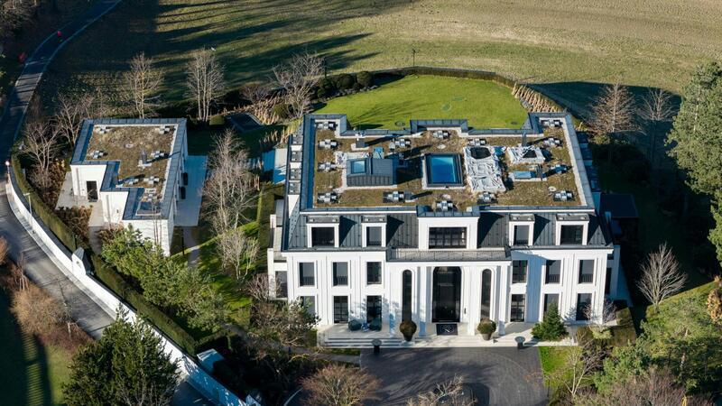 Hausdurchsuchung in René Benkos Luxusvilla Außenansicht der von Signa-Gründer R. Benko privat genutzten Villa.