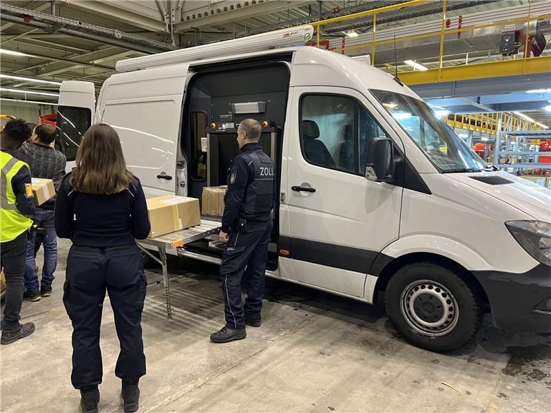 Kuriose Paketfunde: Mäusehirn, Pickelhaube und Sexpuppe Außenaufnahme des Röntgenmobils. Damit wurden die Pakte zunächst gescannt. Foto: Hauptzollamt Braunschweig