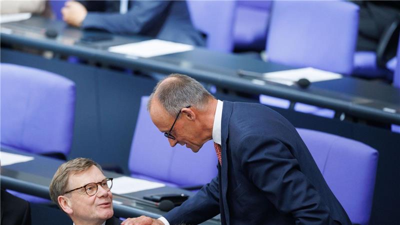 Außenkanzler und Außenminister: Friedrich Merz und Johann Wadephul (beide CDU) während der Generaldebatte zum Haushalt im Bundestag.