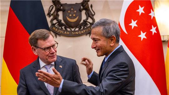 Außenminister Johann Wadephul (CDU) äußert sich auf der ersten Station seiner Reise nach Südostasien und in die Pazifikregion bei einem Treffen mit seinem Amtskollegen aus Singapur, Vivian Balakrishnan. 