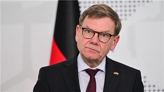 Außenminister Johann Wadephul (CDU) äußert sich bei einem Auftritt in der äthiopischen Hauptstadt Addis Abeba auch zum Spionageverdacht in Deutschland - und verkündet Konsequenzen.