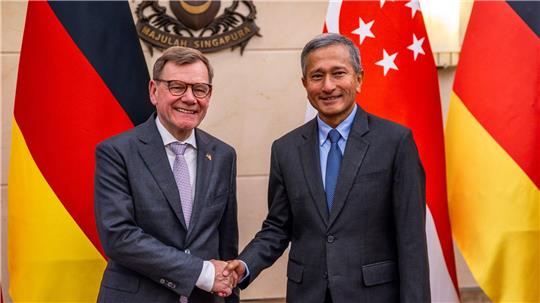 Außenminister Johann Wadephul (CDU) besucht zum Auftakt seiner Reise nach Südostasien und in die Pazifikregion den Stadtstaat Singapur. Dort trifft er seinen Amtskollegen Vivian Balakrishnan. 