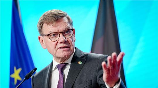 Außenminister Johann Wadephul (CDU) ist in den eigenen Reihen wegen Äußerungen zur Asylpolitik gegenüber Syrien in der Kritik.