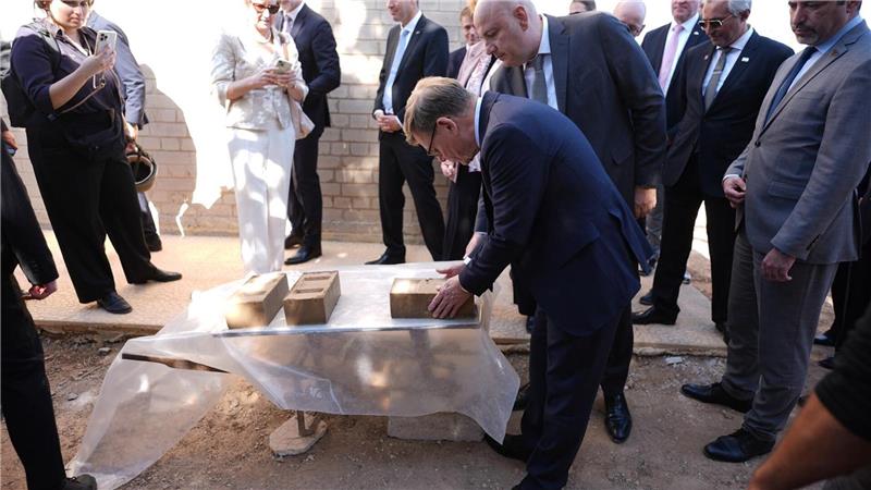 Außenminister Johann Wadephul (CDU) macht sich ein Bild von einem Projekt, das Binnenvertriebenen ermöglichen soll, günstig mit Lehmziegeln zu bauen. 