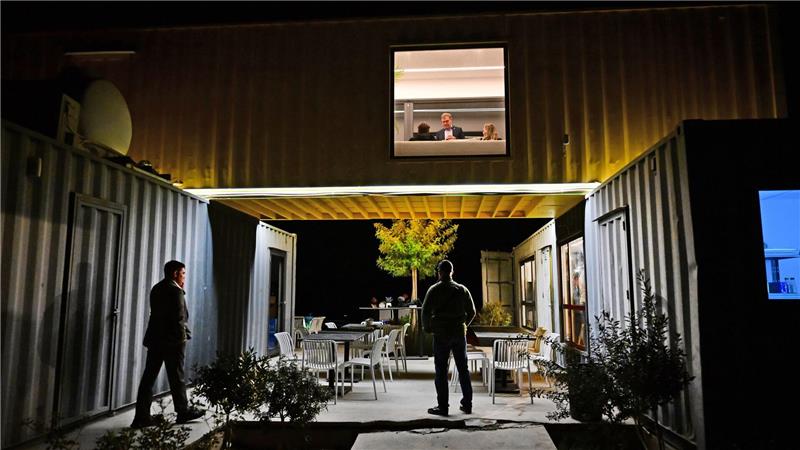 Außenminister Johann Wadephul (CDU) steht während eines Besuchs in Zypern vor einem Treffen mit Abdullah bin Sajid, Außenminister der Vereinigten Arabischen Emirate, im zweiten Stock eines Cafés.