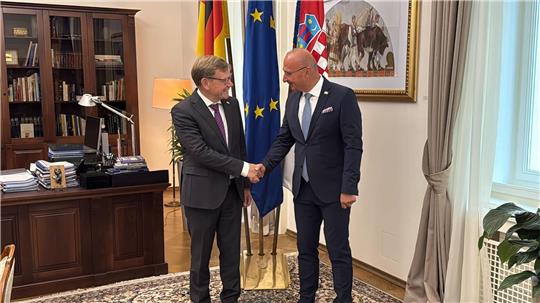 Außenminister Johann Wadephul (CDU) wird von seinem kroatischen Kollegen Gordan Grlic Radman in der Hauptstadt Zagreb zum Antrittsbesuch empfangen.