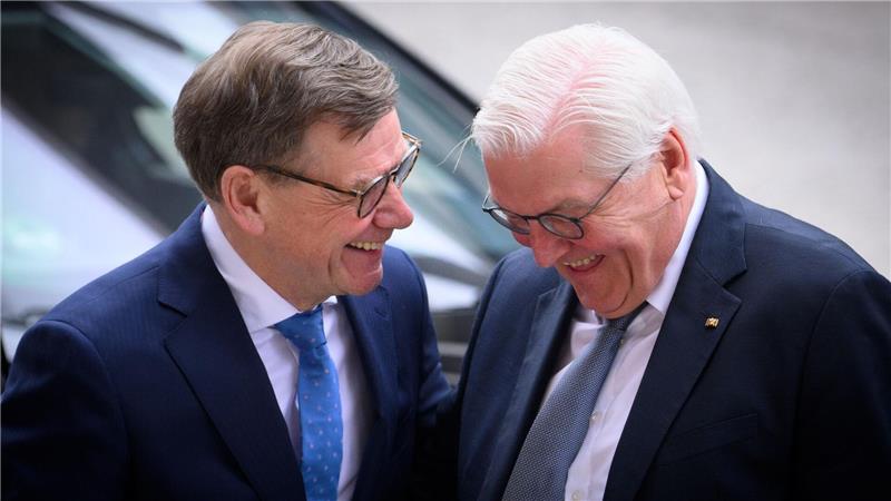 Außenminister Johann Wadephul (l., CDU) und Bundespräsident Frank-Walter Steinmeier verstehen sich beim Festakt zur Wiedergründung des Auswärtigen Amts nach dem Zweiten Weltkrieg vor 75 Jahren offensichtlich bestens. 