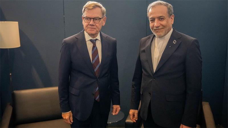 Außenminister Johann Wadephul (l) traf auch mit seinem iranischen Amtskollegen Abbas Araghtschi zusammen.