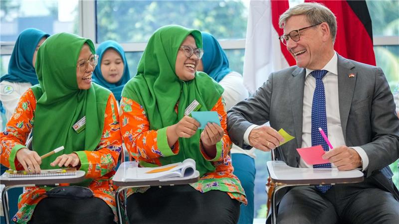 Bilder des Tages Außenminister Johann Wadephul scherzt bei seinem Besuch in Indonesien in einer Fachschule für Gesundheitsberufe mit Studentinnen.