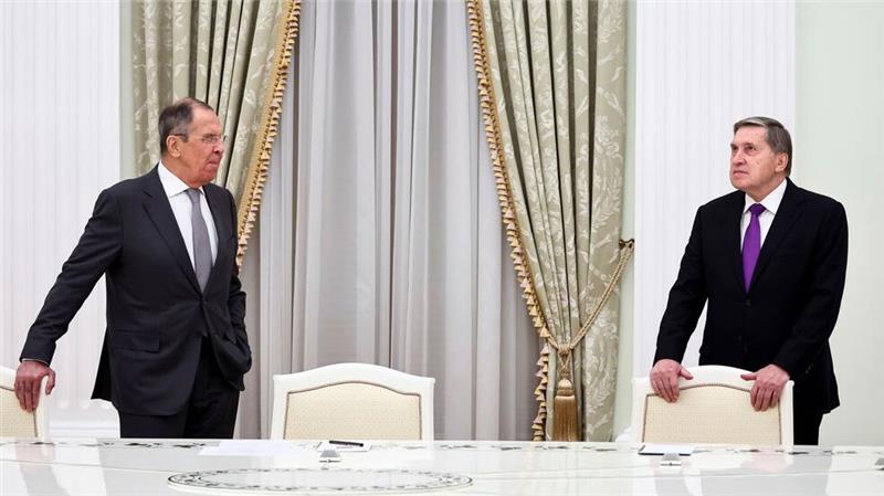 USA und Russland verhandeln über Zukunft der Ukraine Außenminister Lawrow (l.) und Präsidentenberater Uschakow führen die russische Delegation an. (Archivbild)