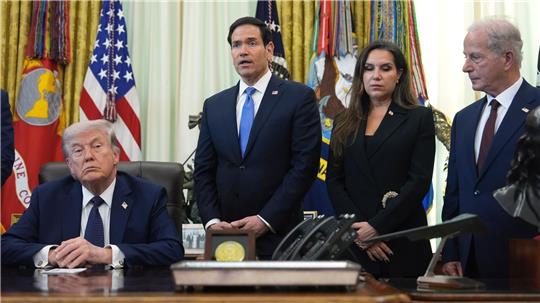 Das Bild zeigt US-Außenminister Marco Rubio (2.v.l) Mitte Mai neben der libanesischen Botschafterin in den USA, Nada Hamadeh Moawad, Michel Issa, US-Botschafter im Libanon, und US-Präsident Donald Trump im Oval Office des Weißen Hauses.