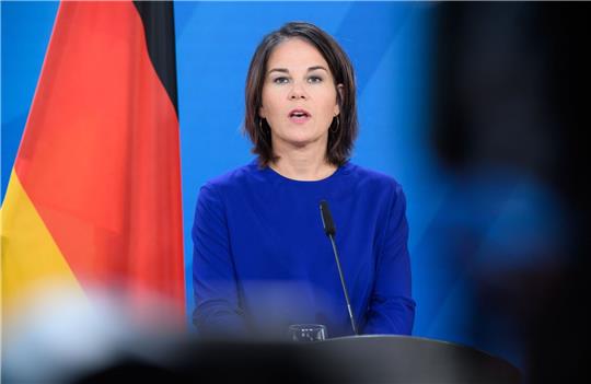 Außenministerin Annalena Baerbock äußert sich auch kritisch über die anfängliche Zurückhaltung der Bundesregierung, was Reisen nach Kiew angeht.