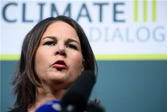 Außenministerin Annalena Baerbock äußert sich vor Beginn vom 14. Petersberger Klimadialog im Auswärtigen Amt. Zur zweitägigen Klimakonferenz der Bundesregierung werden Teilnehmer aus etwa 40 Staaten erwartet.