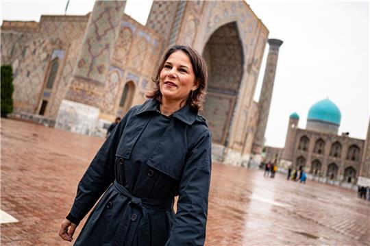 Außenministerin Annalena Baerbock auf dem  Registan in Samarkand.