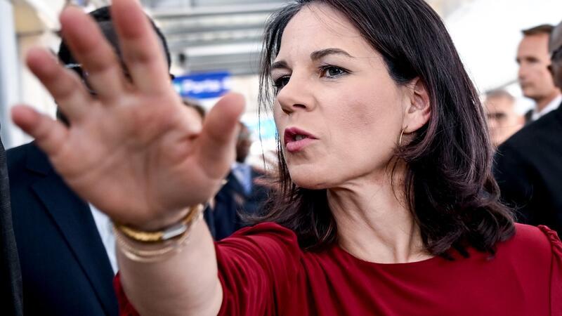 Baerbock setzt auf gewaltfreie Fortsetzung des US-Wahlkampfs Außenministerin Annalena Baerbock besucht den Senegal. Neben der Zusammenarbeit mit dem westafrikanischen Land geht es am Rande auch um die Auswirkungen des Attentats auf den Präsidentschaftsbewerber Donald Trump in den USA.
