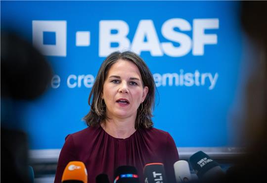 Baerbock wirbt für China-Strategie der Bundesregierung Außenministerin Annalena Baerbock besucht die BASF-Zentrale in Ludwigshafen