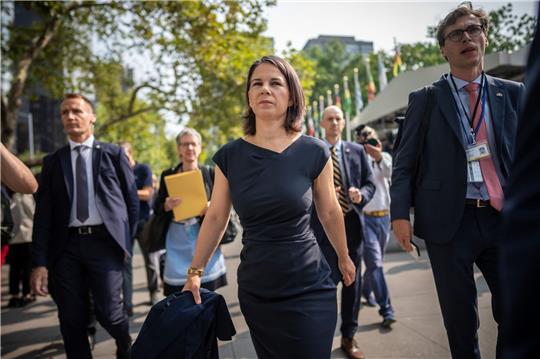 Außenministerin Annalena Baerbock hält sich in New York zum Festakt zum 25. Jahrestag des Römischen Statuts des Internationalen Strafgerichtshofs und zur Sitzung des UN-Sicherheitsts auf.