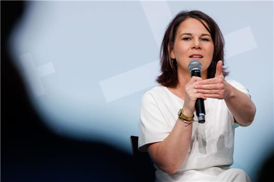 Außenministerin Annalena Baerbock hat auf dem Kirchentag auch über den Asylkompromiss gesprochen.