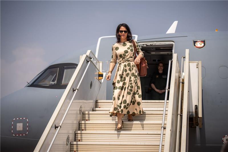 Baerbock: Fünf-Punkte-Initiative zur Vermittlung im Sudan Außenministerin Annalena Baerbock kommt am Flughafen in Juba an.