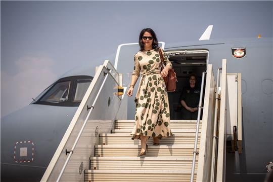 Außenministerin Annalena Baerbock kommt am Flughafen in Juba an.