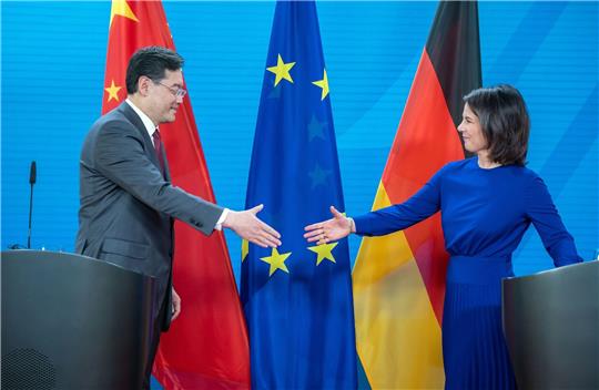Außenministerin Annalena Baerbock mit ihrem chinesischen Amtskollegen Qin Gang.