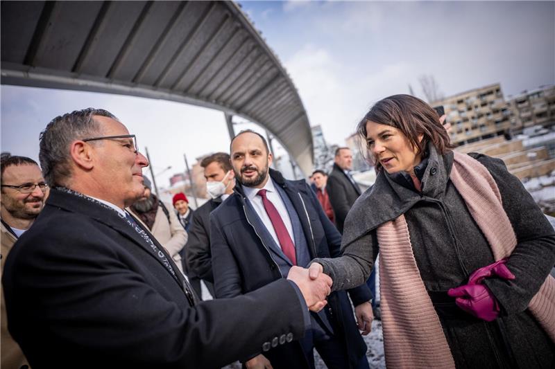 Außenministerin Annalena Baerbock (r.) begrüßt an der Ibar-Brücke Bedri Hamza, (l.) Bürgermeister von Mitrovica-Süd, und Milan Radojevic Bürgermeister von Mitrovica -Nord (M).